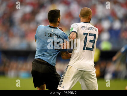 Samara, Russland - 25. Juni 2018. Russische defender Fedor Kudryashov und uruguayischen Stürmer Luis Suarez während der Fußball-WM 2018 Spiel Uruguay gegen Russland Stockfoto