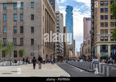 New York City/USA - 20.Juni 2018: Wolkenkratzer und Gebäude im Finanzdistrikt von Manhattan bei Tageslicht Stockfoto