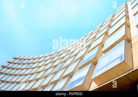 Modernes Bürogebäude Fassade mit blauer Himmel Stockfoto
