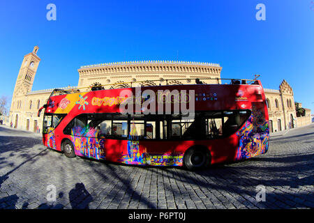 Ein Reisebus vor dem Bahnhof von Toledo, Spanien, Europa Stockfoto