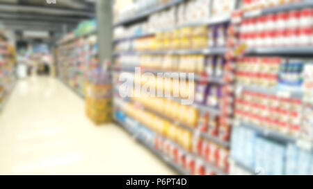 Abstrakte Unschärfe der Gang in den Supermarkt mit Kunden und Kaufhaus Innenraum für Hintergrund Stockfoto