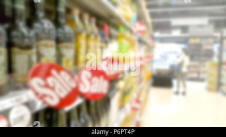 Abstrakte Unschärfe der Gang in den Supermarkt mit Kunden und Kaufhaus Innenraum für Hintergrund Stockfoto