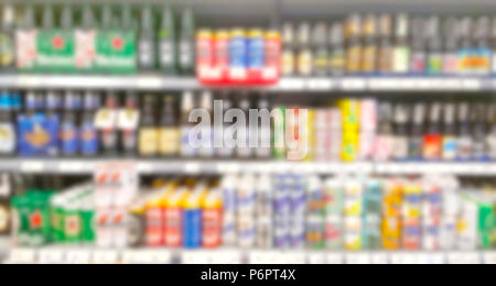 Abstract blur Hintergrund von Bier Rack viele Marken Supermarkt Stockfoto