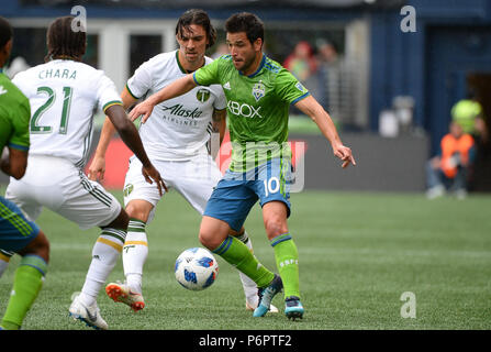 Seattle, Washington, USA. 30. Juni, 2018. DIEGO CHARA (21) verteidigt gegen die Signalgeber Mittelfeldspieler NICO LODEIRO (10) Da die Portland Timbers die Seattle Sounders in der Western Conference Match im Century Link Feld in Seattle, WA. Credit: Jeff Halstead/ZUMA Draht/Alamy leben Nachrichten Stockfoto