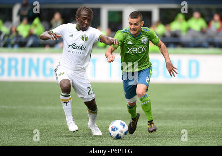 Seattle, Washington, USA. 30. Juni, 2018. Der akustische Signalgeber VICTOR RODRIGUEZ (8) und die Hölzer DIEGO CHARA (21) Kampf um die Kugel, das Portland Timbers die Seattle Sounders in der Western Conference Match Play im Century Link Feld in Seattle, WA. Credit: Jeff Halstead/ZUMA Draht/Alamy leben Nachrichten Stockfoto