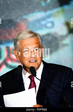 Mexiko City, Mexiko. 1. Juli 2018. Die mexikanischen Präsidentschaftskandidaten für die Koalition "Gemeinsam werden wir Geschichte machen", Andres Manuel Lopez Obrador gibt eine Rede, in Mexiko City, die Hauptstadt von Mexiko, am 1. Juli 2018. Linker Kandidat Andres Manuel Lopez Obrador hat seine Rivalen mit 43,93 Prozent der Stimmen überstieg, frühe Ergebnis der Präsidentschaftswahlen in Mexiko zeigte sich Sonntag Nacht. Credit: Francisco Canedo/Xinhua/Alamy leben Nachrichten Stockfoto