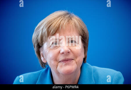 01 Juli 2018, Germany, Berlin: Bundeskanzler von der Christlich Demokratischen Union (CDU), Angela Merkel, Warten auf die CDU-Vorstandssitzung im Konrad Adenauer Haus zu beginnen. Die CDU Ausschuss und Vorstand treffen sich hier, um die asylbewerber Streit mit der Christlich Sozialen Union (CSU). Foto: Michael Kappeler/dpa Stockfoto