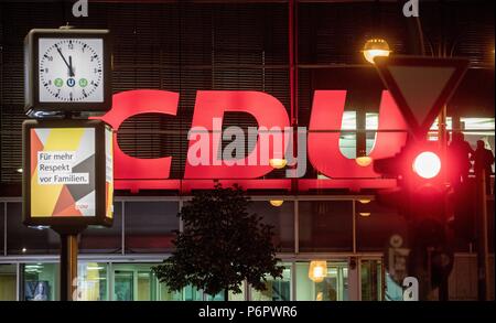 01 Juli 2018, Germany, Berlin: Die Uhr vor der Christlich Demokratischen Union (CDU) Sitz, das Konrad Adenauer Haus, Zeige 5 bis 12 während einer Sitzung des CDU-Vorstandes. Die CDU Ausschuss und Vorstand treffen sich hier, um die asylbewerber Streit mit der Christlich Sozialen Union (CSU). Foto: Kay Nietfeld/dpa Stockfoto