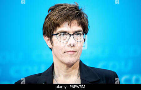01 Juli 2018, Germany, Berlin: Generalsekretär der Christlich Demokratischen Union (CDU), Annegret Kramp-Karrenbauer, der im Konrad-Adenauer-Haus. Die CDU Ausschuss und Vorstand treffen sich hier, um die asylbewerber Streit mit der Christlich Sozialen Union (CSU). Foto: Michael Kappeler/dpa Stockfoto
