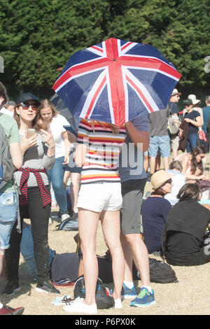 London, Großbritannien. 2. Juli 2018. Begeisterte Tennis Fans Warteschlange für Tickets in das heiße Wetter und sengende Sonne Eintrag an Tag eins von Wimbledon Tennis Championships am Montag, 2. Juli Kreditkarten: Amer ghazzal/Alamy Leben Nachrichten erhalten Stockfoto