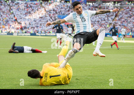 Kasan, Russland. 30. Juni, 2018. Manuel LANZINI (re., ARG) gegen Torhüter Hugo LLORIS (FRA), Aktion, Duellen, Frankreich (FRA) - Argentinien (ARG) 4:3, Runde 16, Spiel 50, am 30.06.2018 in Kasan; Fußball-WM 2018 in Russland vom 14.06. - 15.07.2018. | Verwendung der weltweiten Kredit: dpa/Alamy leben Nachrichten Stockfoto