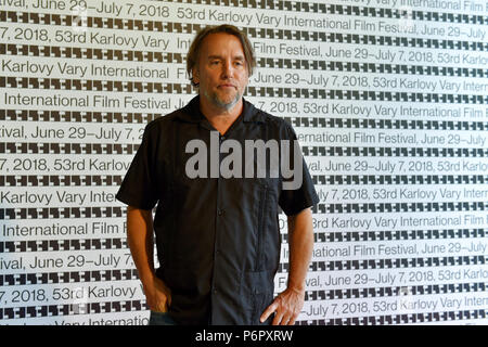 Karlovy Vary, Tschechische Republik. 01. Juli, 2018. US-Regisseur und Drehbuchautor Richard Linklater posiert vor einem Foto an der Wand während der 53 d International Film Festival in Karlovy Vary (KVIFF), Tschechische Republik, am 1. Juli 2018. Credit: Goran Kubes/CTK Photo/Alamy leben Nachrichten Stockfoto