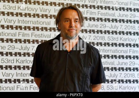 Karlovy Vary, Tschechische Republik. 01. Juli, 2018. US-Regisseur und Drehbuchautor Richard Linklater posiert vor einem Foto an der Wand während der 53 d International Film Festival in Karlovy Vary (KVIFF), Tschechische Republik, am 1. Juli 2018. Credit: Goran Kubes/CTK Photo/Alamy leben Nachrichten Stockfoto