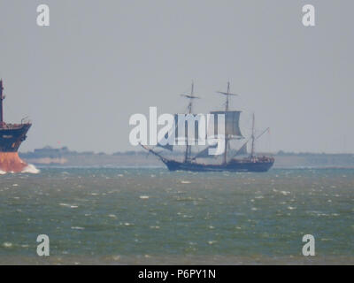 Sheerness, Großbritannien. 2. Juli 2018. Die Grafen von Pembroke Tall Ship Segeln Vergangenheit Sheerness an diesem Morgen. Die 145 ft Earl of Pembroke ist ein Holz 3-Mast Bark, für maritime Festivals, Charters, Charity Fund Raising, unterhaltsam und Film arbeiten. Filme haben Alice im Wunderland, Hornblower und Treasure Island enthalten. Credit: James Bell/Alamy leben Nachrichten Stockfoto