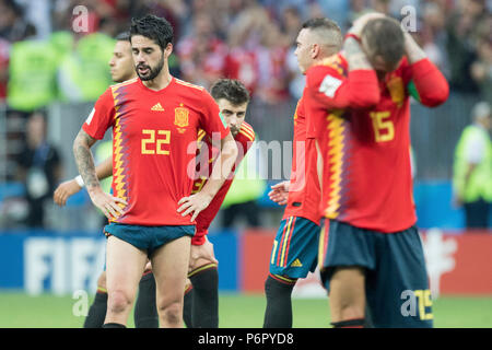 Moskau, Russland. 01. Juli, 2018. ISCO (links, ESP), GERARD PIQUE (hinter, ESP) und Sergio Ramos (ESP) enttäuscht sind, geduscht, Enthauptung, Enttäuschung, traurig, frustriert, frustriert, spät, halb Bild, halb Abbildung, Spanien (ESP) - Russland (RUS) 3:4 iE, runde 16, Spiel 51, am 01.07.2018 in Moskau; Fußball-WM 2018 in Russland vom 14.06. - 15.07.2018. | Verwendung der weltweiten Kredit: dpa/Alamy leben Nachrichten Stockfoto