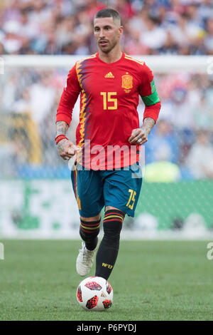 Moskau, Russland. 01. Juli, 2018. Sergio Ramos (ESP) mit Kugel, Single Action mit Kugel, Aktion, vollständige Abbildung, Hochformat, Spanien (ESP) - Russland (RUS) 3:4 iE, Runde 16, Spiel 51, am 01.07.2018 in Moskau; Fußball-WM 2018 in Russland vom 14.06. - 15.07.2018. | Verwendung der weltweiten Kredit: dpa/Alamy leben Nachrichten Stockfoto