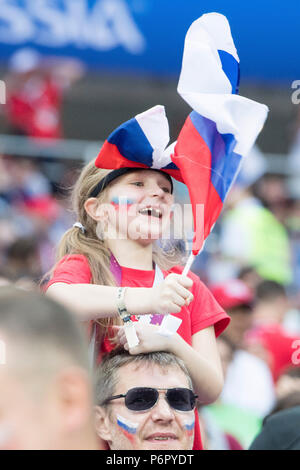 Moskau, Russland. 01. Juli, 2018. Überschwängliche Freude sogar unter den kleinen russischen Fans, Jubel, Jubel, Jubeln, Freude, Jubel, zu feiern, zu abschließenden Jubel, Hochformat, Spanien (ESP) - Russland (RUS) 3:4 iE, K.o.-Runde, Spiel 51, am 01.07.2018 in Moskau; Fußball-WM 2018 in Russland vom 14.06. - 15.07.2018. | Verwendung der weltweiten Kredit: dpa/Alamy leben Nachrichten Stockfoto