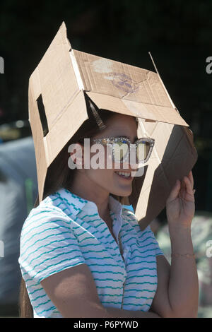 London, Großbritannien. 2. Juli 2018. Ein tennis Tierheime von der Hitze und der Sweltering Wetter in ac Karton während Queuing auf Tag einen von Wimbledon, das am Montag vom 2. Juli Credit beginnt: Amer ghazzal/Alamy Leben Nachrichten erhalten Stockfoto