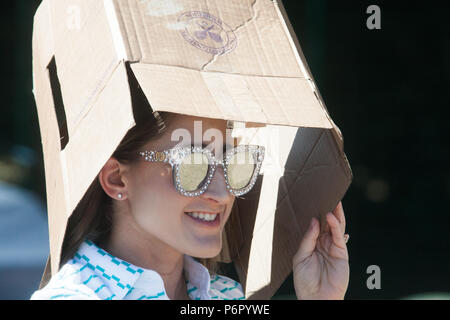 London, Großbritannien. 2. Juli 2018. Ein tennis Tierheime von der Hitze und der Sweltering Wetter in ac Karton während Queuing auf Tag einen von Wimbledon, das am Montag vom 2. Juli Credit beginnt: Amer ghazzal/Alamy Leben Nachrichten erhalten Stockfoto