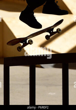 Prag, Tschechische Republik. 01. Juli, 2018. Ein Skateboarder konkurriert in der mystischen Sk8Cup 2018 in World Cup Skateboarding (WKS) in Prag, Tschechische Republik, am 1. Juli 2018. Credit: Roman Vondrous/CTK Photo/Alamy leben Nachrichten Stockfoto