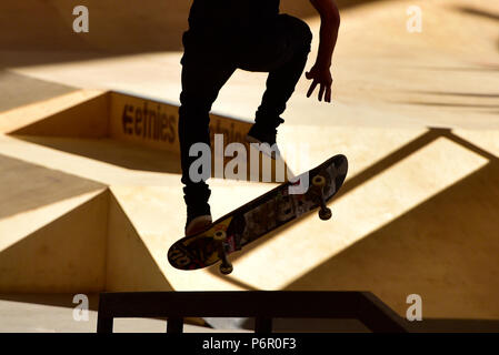 Prag, Tschechische Republik. 01. Juli, 2018. Ein Skateboarder konkurriert in der mystischen Sk8Cup 2018 in World Cup Skateboarding (WKS) in Prag, Tschechische Republik, am 1. Juli 2018. Credit: Roman Vondrous/CTK Photo/Alamy leben Nachrichten Stockfoto