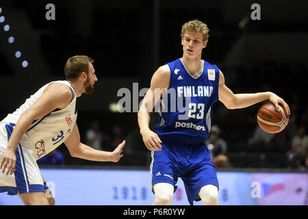 Pardubice, Tschechische Republik. 29 Juni, 2018. Martin Kriz (CZE), links, und Lauri Markkanen (FIN) in Aktion während der Men's Basketball World Championschip 2019 Qualifikation Gruppe F match Tschechien vs Finnland in Pardubice, Tschechische Republik, 29. Juni 2018. Credit: Josef Vostarek/CTK Photo/Alamy leben Nachrichten Stockfoto