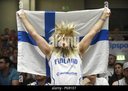 Pardubice, Tschechische Republik. 29 Juni, 2018. Finnische Lüfter mit der Nationalflagge während der Men's Basketball World Championschip 2019 Qualifikation Gruppe F match Tschechien vs Finnland in Pardubice, Tschechische Republik, 29. Juni 2018. Credit: Josef Vostarek/CTK Photo/Alamy leben Nachrichten Stockfoto