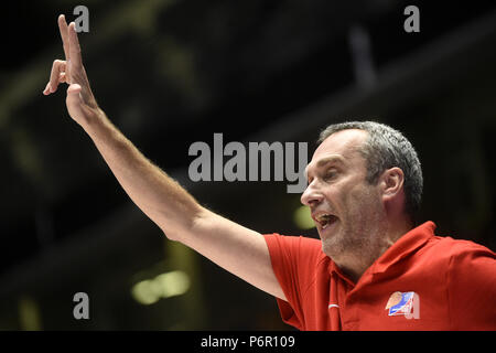 Pardubice, Tschechische Republik. 29 Juni, 2018. Tschechische Haupttrainer Ronen Ginzburg reagiert während der Men's Basketball World Championschip 2019 Qualifikation Gruppe F match Tschechien vs Finnland in Pardubice, Tschechische Republik, 29. Juni 2018. Credit: Josef Vostarek/CTK Photo/Alamy leben Nachrichten Stockfoto