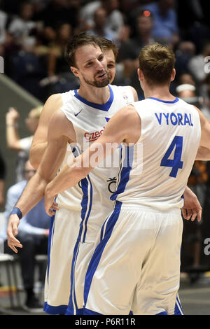 Pardubice, Tschechische Republik. 29 Juni, 2018. Vojtech Hruban, Links, und Tomas Vyoral (beide CZE) feiern nach den Herren Basketball World Championschip 2019 Qualifikation Gruppe F match Tschechien vs Finnland in Pardubice, Tschechische Republik, 29. Juni 2018. Credit: Josef Vostarek/CTK Photo/Alamy leben Nachrichten Stockfoto