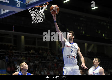 Pardubice, Tschechische Republik. 29 Juni, 2018. Vojtech Hruban der Tschechischen in Aktion während der Men's Basketball World Championschip 2019 Qualifikation Gruppe F match Tschechien vs Finnland in Pardubice, Tschechische Republik, 29. Juni 2018. Credit: Josef Vostarek/CTK Photo/Alamy leben Nachrichten Stockfoto