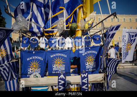 Einem Straßenhändler verkauft Merchandising ''Mazedonien Griechisch ist'' während eines Protestes gegen die jüngste Vereinbarung zwischen Griechenland und Mazedonien. Mazedonien und Griechenland haben einen 27 Jahre alten Streit mit der Unterzeichnung eines historischen Abkommens, dass Änderungen der Name der Ehemaligen Jugoslawischen Republik Mazedonien, der Republik Norden. Stockfoto