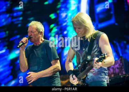 Krakau, Polen. 1. Juli 2018. Deep Purple Sänger Ian Gillan und Deep Purple Gitarrist Steve Morse durchführen. Deep Purple band bei tauron Arena Krakau führt als Teil der Farewell Tour, der lange Abschied Tour. Credit: Omar Marques/SOPA Images/ZUMA Draht/Alamy leben Nachrichten Stockfoto