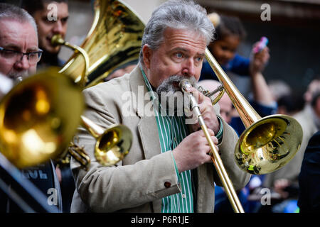 Krakau, Polen. 1. Juli 2018. Eine Jazz Music Player gesehen im Rahmen der "'New Orleans Parade'' während der Summer Jazz Festival in Krakow. Credit: Omar Marques/SOPA Images/ZUMA Draht/Alamy leben Nachrichten Stockfoto