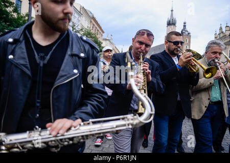 Krakau, Polen. 1. Juli 2018. Jazz Musik Spieler nehmen teil an der ''New Orleans Parade'' während der Summer Jazz Festival in Krakow. Credit: Omar Marques/SOPA Images/ZUMA Draht/Alamy leben Nachrichten Stockfoto