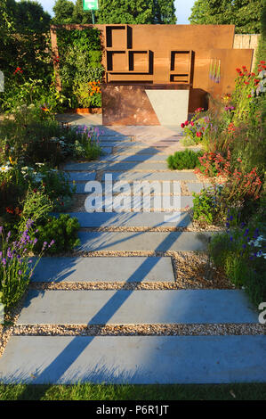 London, Großbritannien. 2. Juli 2018. Die unterhaltsamen Garten (von Anca Panait konzipiert) eine der schönen und eleganten Gärten zeigen, die auf der 2018 RHS Hampton Court Flower Show, die heute auf dem Gelände der Hampton Court Palace, London, Großbritannien, 02. Juli 2018 eröffnet. Quelle: Michael Preston/Alamy Live News Credit: Michael Preston/Alamy leben Nachrichten Stockfoto