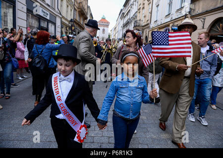 Krakau, Polen. 1. Juli 2018. Kinder zu Fuß vor der Jazz Musik Spieler, die in der ''New Orleans Parade'' während der Summer Jazz Festival in Krakau. Credit: Omar Marques/SOPA Images/ZUMA Draht/Alamy leben Nachrichten Stockfoto