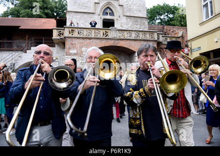 Krakau, Polen. 1. Juli 2018. Jazz Musik Spieler nehmen teil an der ''New Orleans Parade'' während der Summer Jazz Festival in Krakow. Credit: Omar Marques/SOPA Images/ZUMA Draht/Alamy leben Nachrichten Stockfoto