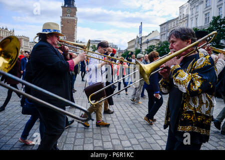 Krakau, Polen. 1. Juli 2018. Jazz Musik Spieler nehmen teil an der ''New Orleans Parade'' während der Summer Jazz Festival in Krakow. Credit: Omar Marques/SOPA Images/ZUMA Draht/Alamy leben Nachrichten Stockfoto