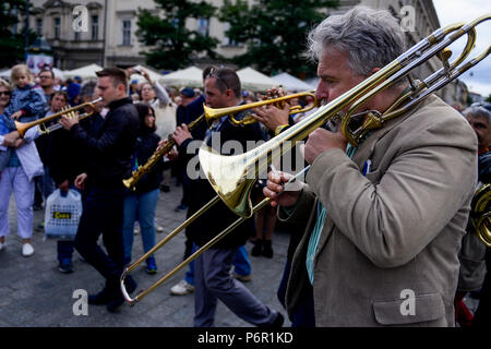 Krakau, Polen. 1. Juli 2018. Jazz Musik Spieler nehmen teil an der ''New Orleans Parade'' während der Summer Jazz Festival in Krakow. Credit: Omar Marques/SOPA Images/ZUMA Draht/Alamy leben Nachrichten Stockfoto