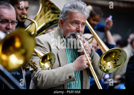 Krakau, Polen. 1. Juli 2018. Eine Jazz Music Player gesehen im Rahmen der "'New Orleans Parade'' während der Summer Jazz Festival in Krakow. Credit: Omar Marques/SOPA Images/ZUMA Draht/Alamy leben Nachrichten Stockfoto