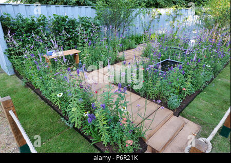 London, Großbritannien. 2. Juli 2018. Die Southend jugendliche Straftäter "ein Ort zu Denken 'Garten (von James Callicott konzipiert) eine der schönen und eleganten Gärten zeigen, die auf der 2018 RHS Hampton Court Flower Show, die heute auf dem Gelände der Hampton Court Palace, London, Großbritannien, 02. Juli 2018 eröffnet. "Ein Ort, um Nachzudenken" ist eine inoffizielle Garten darauf, Jugendliche mit einem beruhigenden Platz, wo Sie vereinheitlichen Miteinander reflektieren und zur Verfügung zu stellen. Es wurde von jungen Straftätern (mit Unterstützung von Southend Rat) ermöglicht Ihnen neue Kompetenzen, die Ihnen helfen, auf einem hell Bauen lernen gebaut Stockfoto