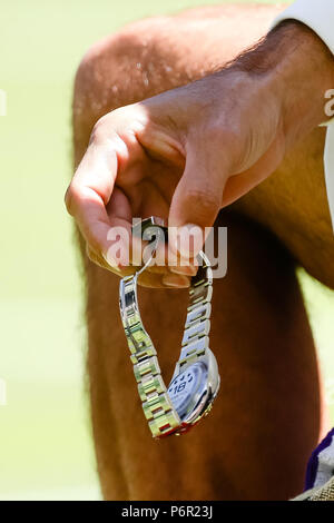 London, Großbritannien, 2. Juli 2018: Roger Federer von der Schweiz legt seine Uhr bei Tag 1 an der Wimbledon Tennis Championships 2018 auf der All England Lawn Tennis und Croquet Club in London. Credit: Frank Molter/Alamy leben Nachrichten Stockfoto