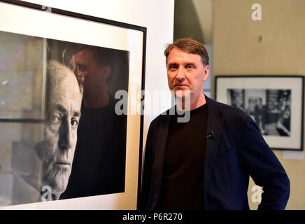 Prag, Tschechische Republik. 02 Juli, 2018. Tschechische berühmten Fotografen Herbert Slavik stellt seine Fotoausstellung "Gesichter in Tschechien, in Prag, Tschechische Republik, am 2. Juli 2018. Auf dem Bild links zu sehen ist verstorben Czech-American Schauspieler Jan Triska. Credit: Roman Vondrous/CTK Photo/Alamy leben Nachrichten Stockfoto