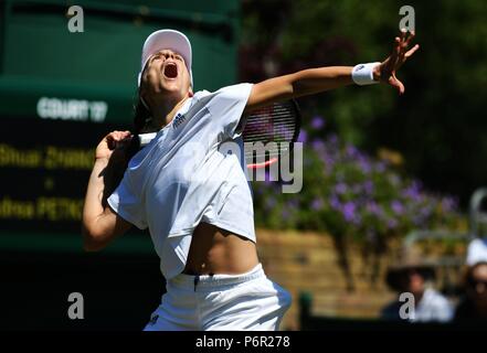 London, Großbritannien. 2. Juli 2018. Andrea Petkovic in Deutschland konkurriert während der Damen gegen Zhang Shuai von China an der Meisterschaft Wimbledon 2018 in London, Großbritannien, 2. Juli 2018. Andrea Petkovic gewann 2-1. (Xinhua / Guo Qiuda) Quelle: Xinhua/Alamy leben Nachrichten Stockfoto