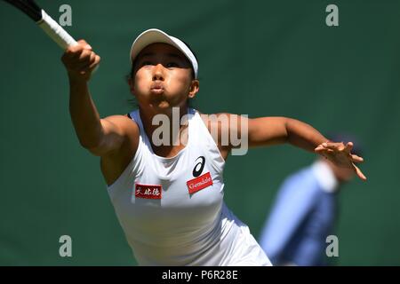 London, Großbritannien. 2. Juli 2018. Shuai Zhang China schlägt zurück während der Damen gegen Andrea Petkovic in Deutschland an der Meisterschaft Wimbledon 2018 in London, Großbritannien, 2. Juli 2018. Zhang Shuai verloren 1-2. (Xinhua / Guo Qiuda) Quelle: Xinhua/Alamy leben Nachrichten Stockfoto