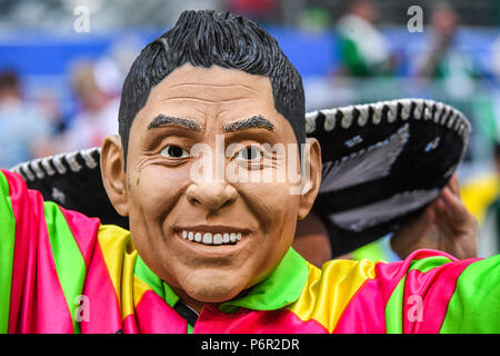 Samara Arena, Samara, Russland. 2. Juli 2018. FIFA Fußball-WM, rund von 16, Brasilien gegen Mexiko; Mexikanische Lüfter in Gesichtsmaske Credit: Aktion plus Sport/Alamy leben Nachrichten Stockfoto