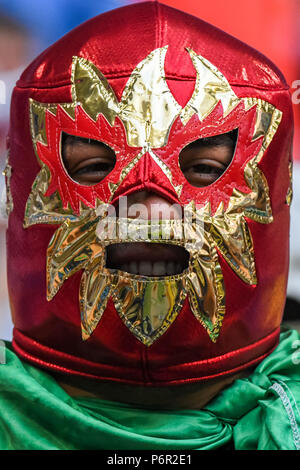 Samara Arena, Samara, Russland. 2. Juli 2018. FIFA Fußball-WM, rund von 16, Brasilien gegen Mexiko; Mexikanische Lüfter mit Gesichtsmaske Credit: Aktion plus Sport/Alamy leben Nachrichten Stockfoto