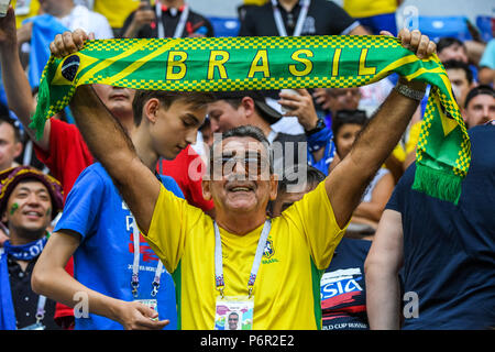 Samara Arena, Samara, Russland. 2. Juli 2018. FIFA Fußball-WM, rund von 16, Brasilien gegen Mexiko; Brasilianische Fan, der seine Support Credit: Aktion plus Sport/Alamy leben Nachrichten Stockfoto