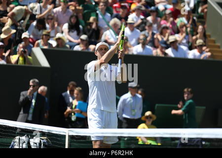 London, Großbritannien. 2. Juli 2018, All England Lawn Tennis und Croquet Club, London, England; die Wimbledon Tennis Championships, Tag 1; Sam Querrey (USA) erkennt der Gast nach seinem Sieg über den Jordan Thompson (AUS) Credit: Aktion Plus Sport Bilder/Alamy leben Nachrichten Stockfoto