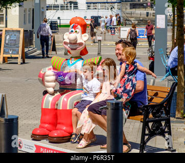 2. Juli 2018 Gromit unleashed 2 ist eine Art Trail in Bristol feiert die Zeichen von Wallace und Gromit von Aardman Animation erstellt. Es gibt 67 Skulpturen, jeder Charakter individuell eingerichtet ist. Die Strecke ist Teil der Großen Beschwerdekammer kranke Kinder an der Bristol Krankenhaus der Kinder zu unterstützen. Das ist platzsparend Oddi-Tea von Wapping Wharf gefördert. © JMF-News/Alamy leben Nachrichten Stockfoto